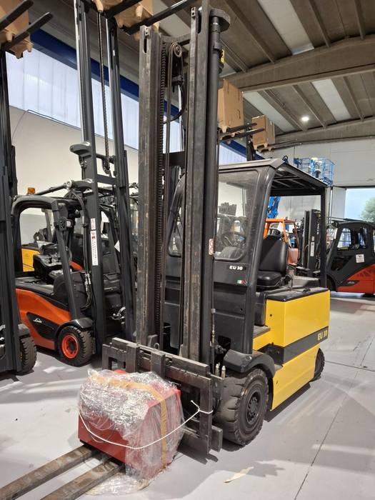 CARRELLO ELEVATORE FRONTALE ELETTRICO USATO OM EU30