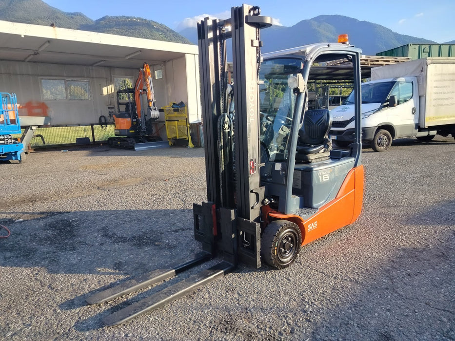 CARRELLO ELEVATORE FRONTALE ELETTRICO TOYOTA 8FBEK16T USATO