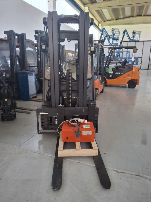 CARRELLO ELEVATORE ELETTRICO LINDE E30 RIQUALIFICATO
