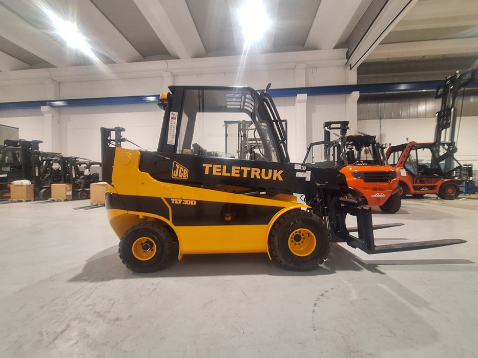 SOLLEVATORE TELESCOPICO DIESEL USATO JCB TL30D