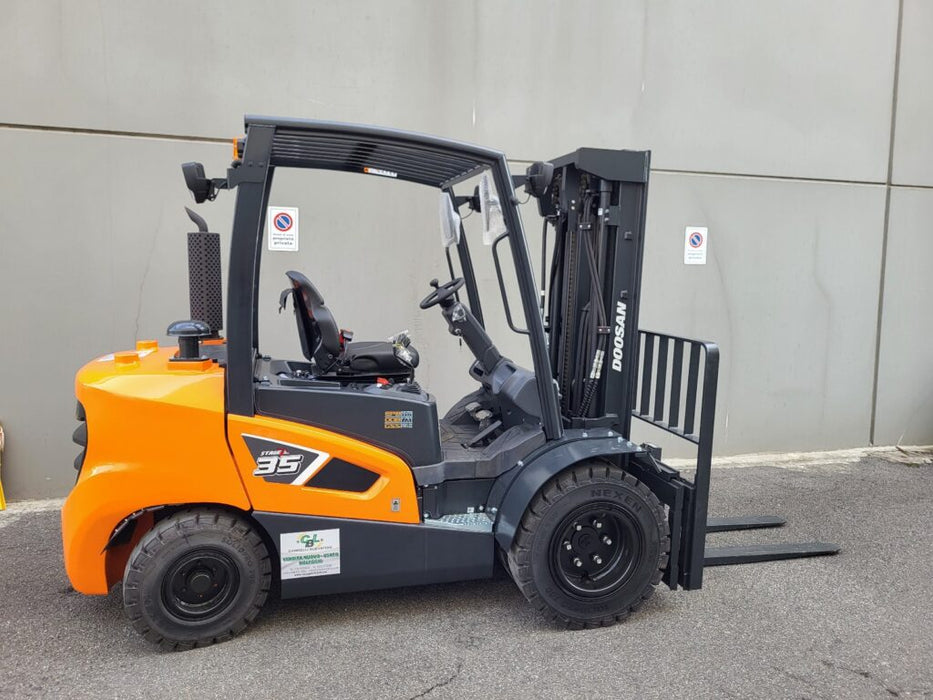 CARRELLO ELEVATORE FRONTALE DIESEL NUOVO DOOSAN D35C-9