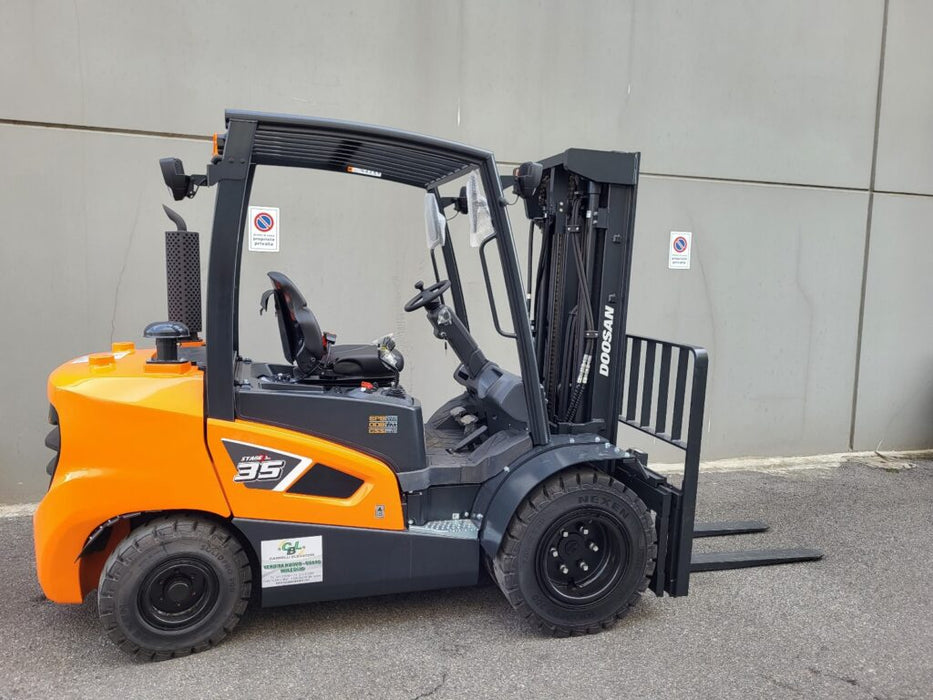 CARRELLO ELEVATORE FRONTALE DIESEL NUOVO DOOSAN D35C-9