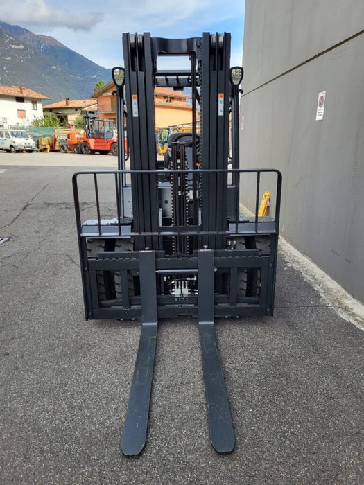 CARRELLO ELEVATORE FRONTALE DIESEL NUOVO DOOSAN D35C-9