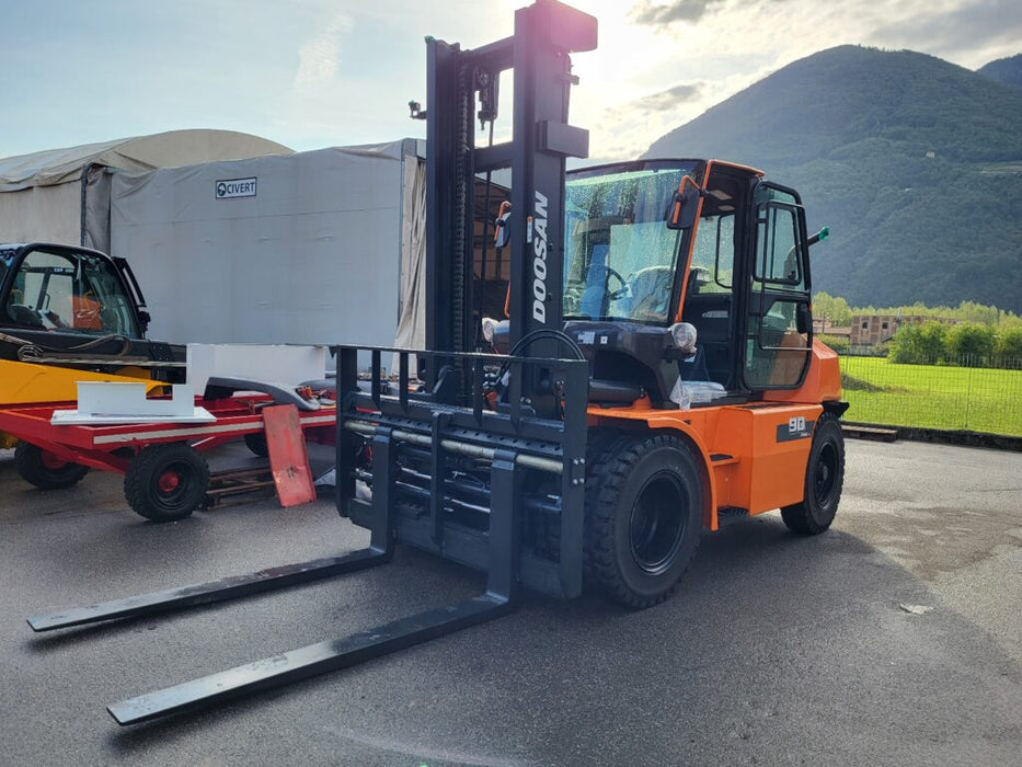 CARRELLO ELEVATORE FRONTALE DIESEL NUOVO DOOSAN D90S-9