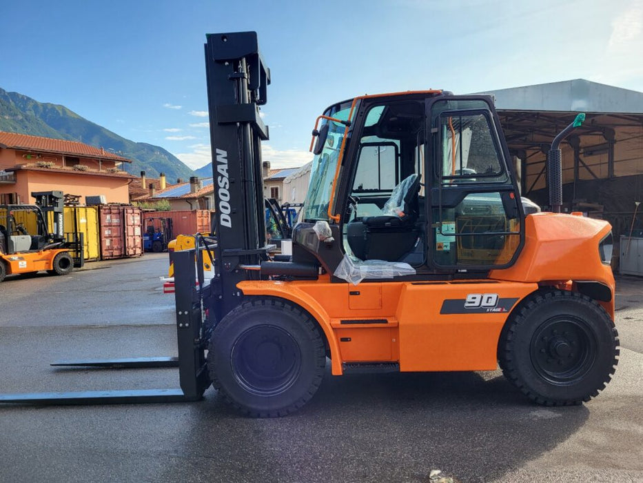 CARRELLO ELEVATORE FRONTALE DIESEL NUOVO DOOSAN D90S-9