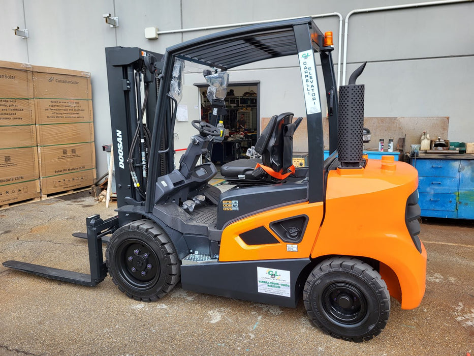 CARRELLO ELEVATORE FRONTALE DIESEL NUOVO DOOSAN D30S-9