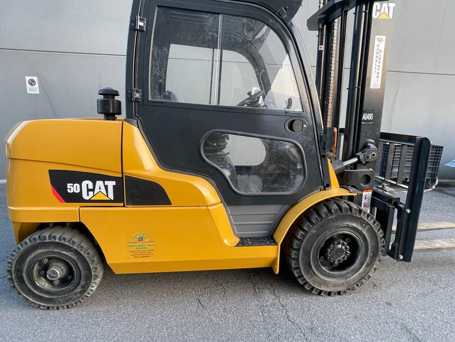 CARRELLO ELEVATORE FRONTALE DIESEL USATO CATERPILLAR DP50NT