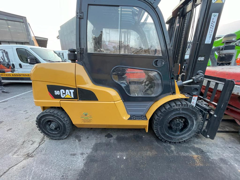 CARRELLO ELEVATORE FRONTALE DIESEL USATO CATERPILLAR DP50NT