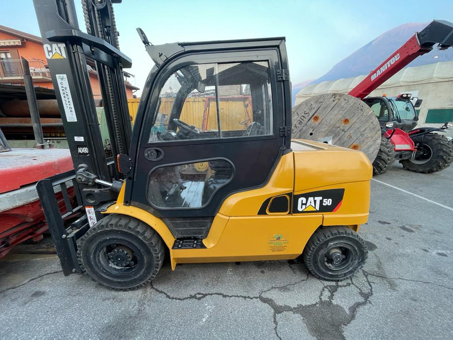 CARRELLO ELEVATORE FRONTALE DIESEL USATO CATERPILLAR DP50NT