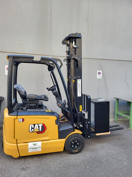 CARRELLO ELEVATORE FRONTALE ELETTRICO CAT NUOVO