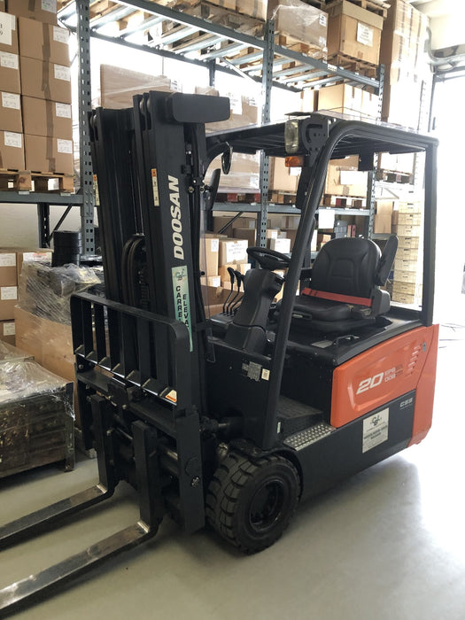 CARRELLO ELEVATORE FRONTALE ELETTRICO USATO DOOSAN B20-7/T