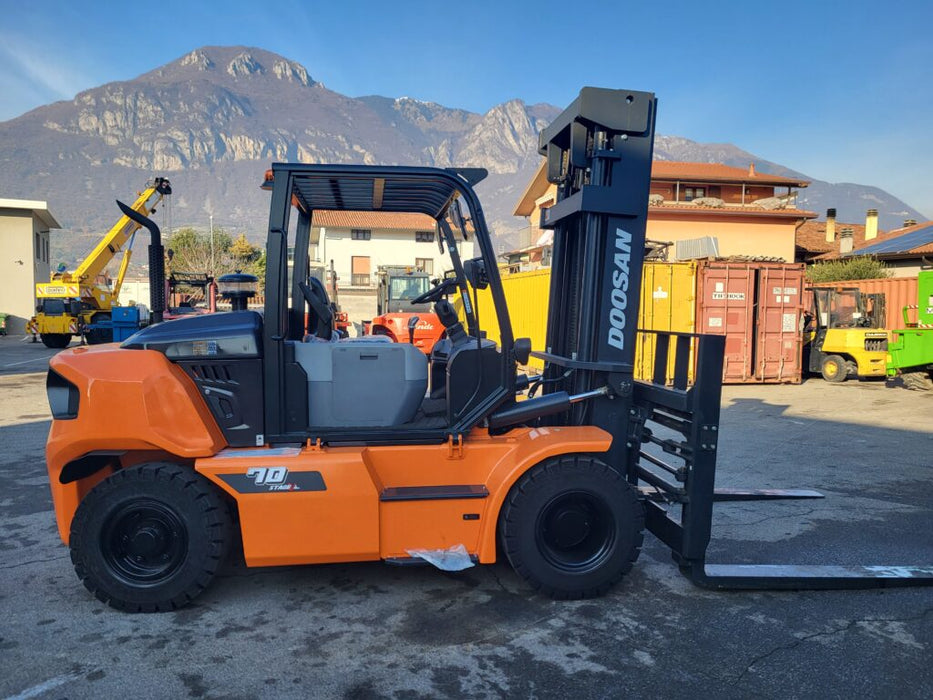 CARRELLO ELEVATORE FRONTALE DIESEL NUOVO MARCA DOOSAN MOD D70S-9