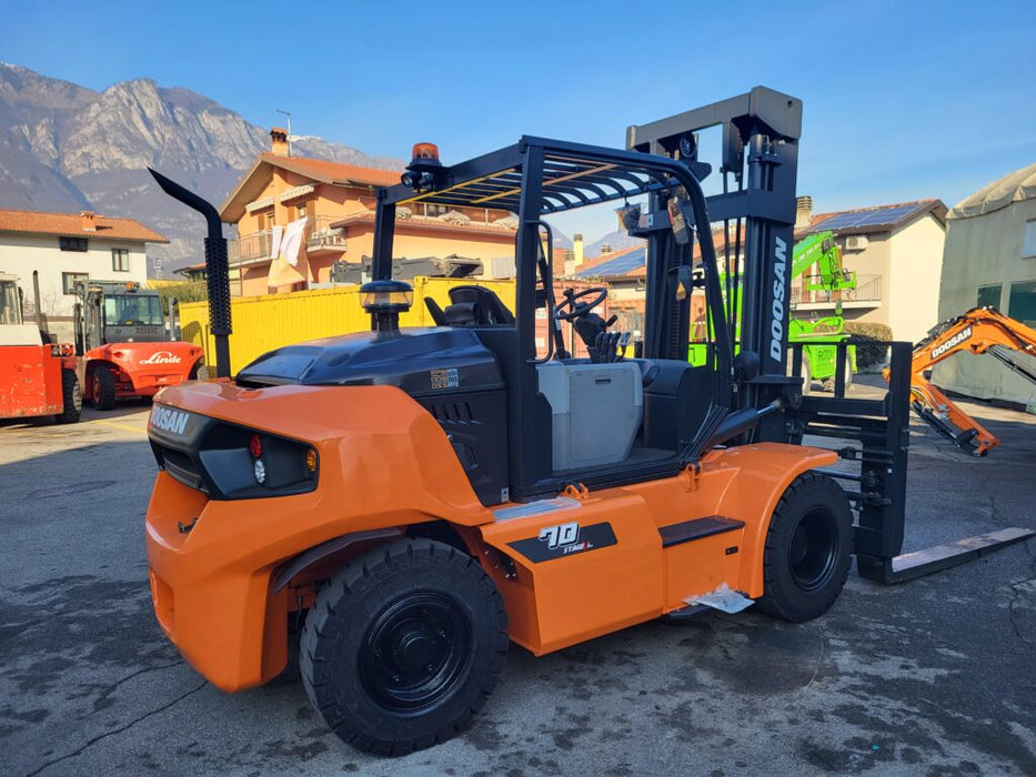 CARRELLO ELEVATORE FRONTALE DIESEL NUOVO MARCA DOOSAN MOD D70S-9